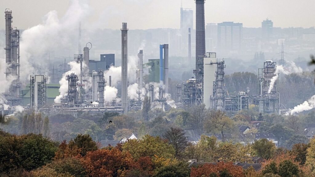 Una refinería de BP emite vapor en Gelsenkirchen (Alemania), aunque la economía germana se tambalea.