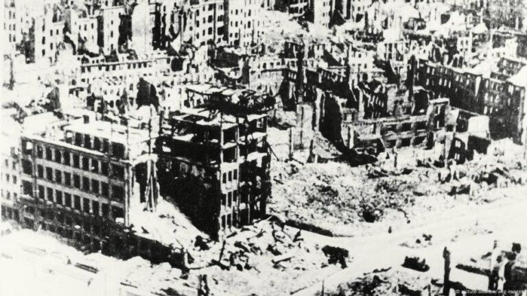 Wiederaufbau-der-Frauenkirche-nach-Bombenangriffen-in-Dresden.jpg