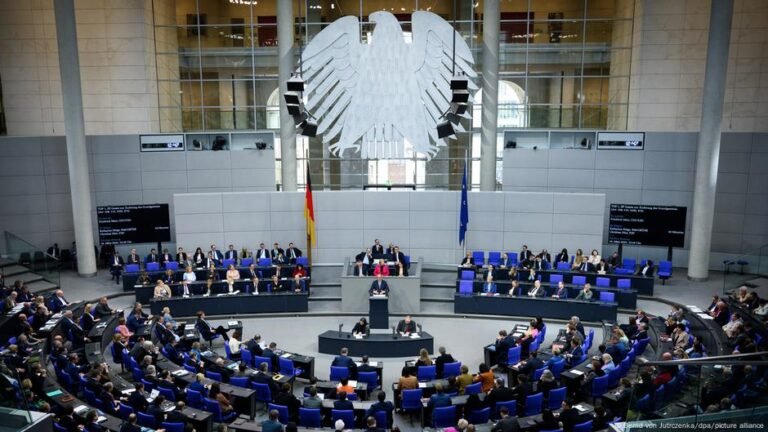 Warum-hat-der-Bundestag-jetzt-weniger-Abgeordnete-DW.jpg